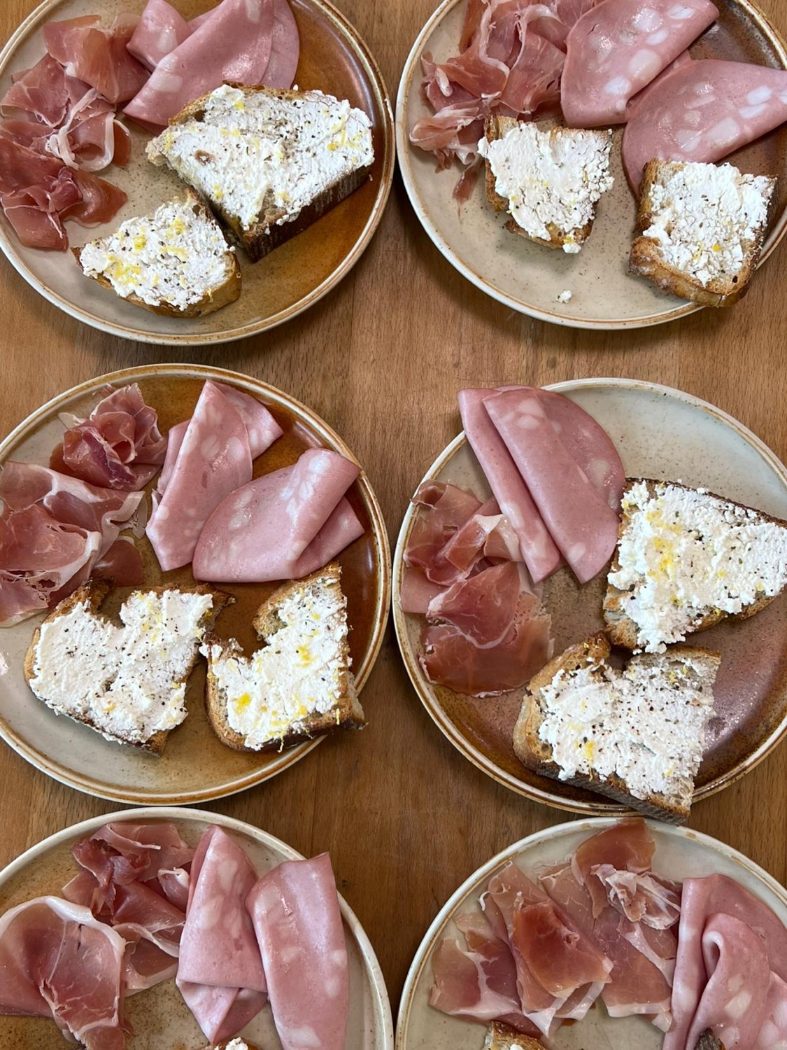 Antipasti og guidet vinsmagning mens lasagnen bager