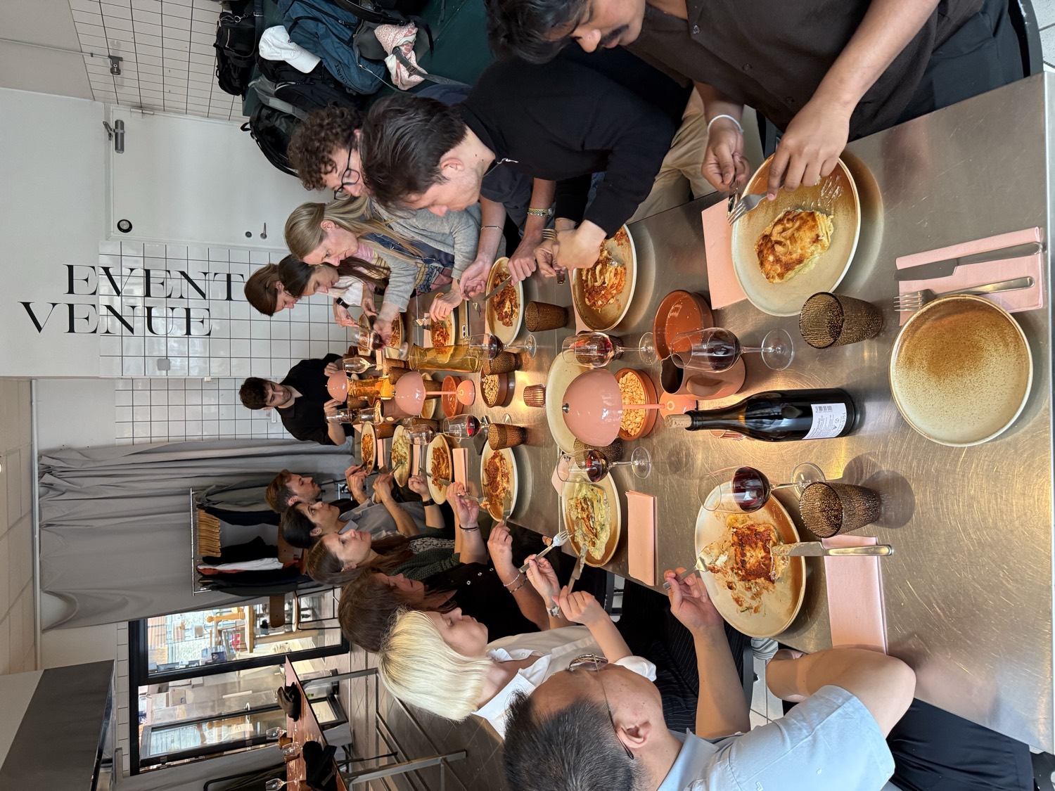 Nybagt lasagne anrettes og serveres med vin