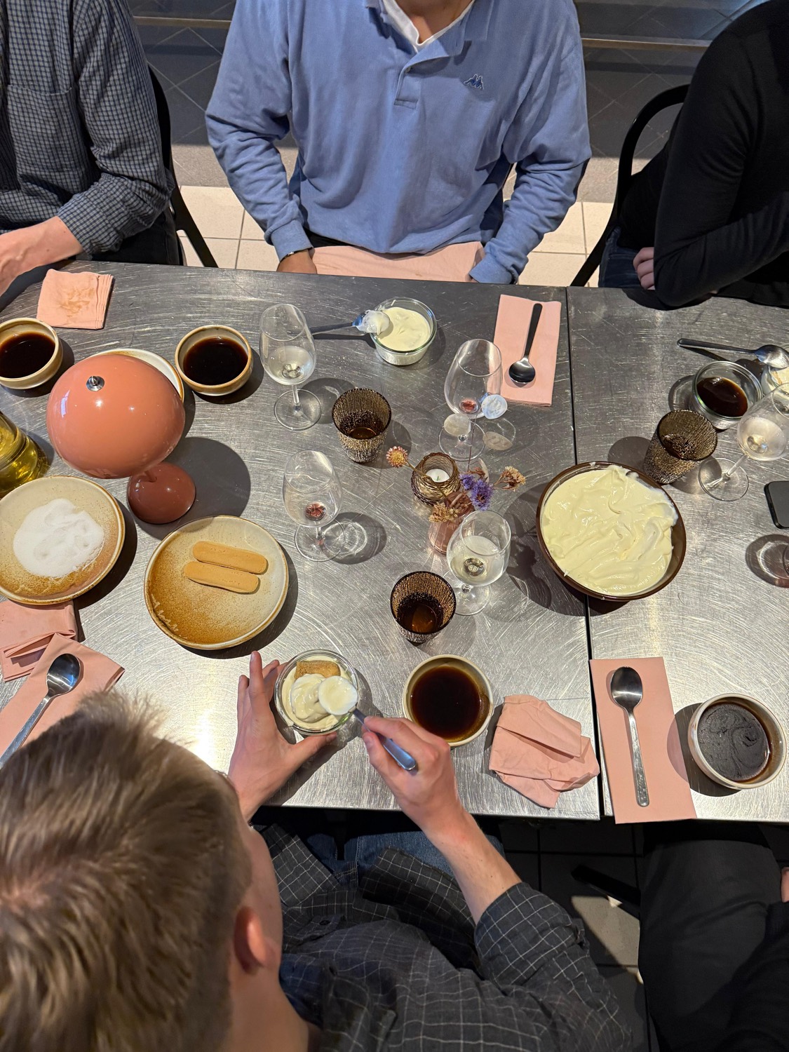 Tiramisù bygges ved bordet som afslutning på aftenen